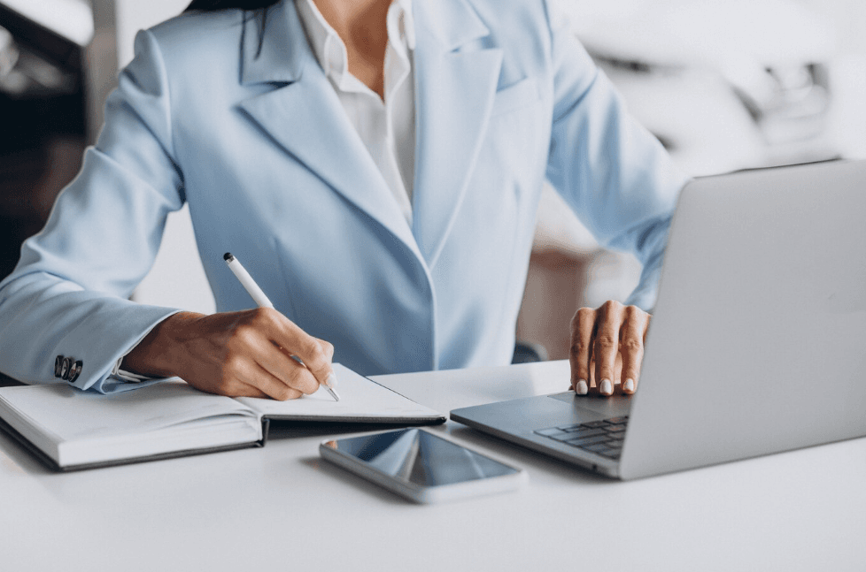 La nueva resolución de la AEAT moderniza el embargo digital de cuentas, mejorando la eficiencia en la recaudación tributaria.
