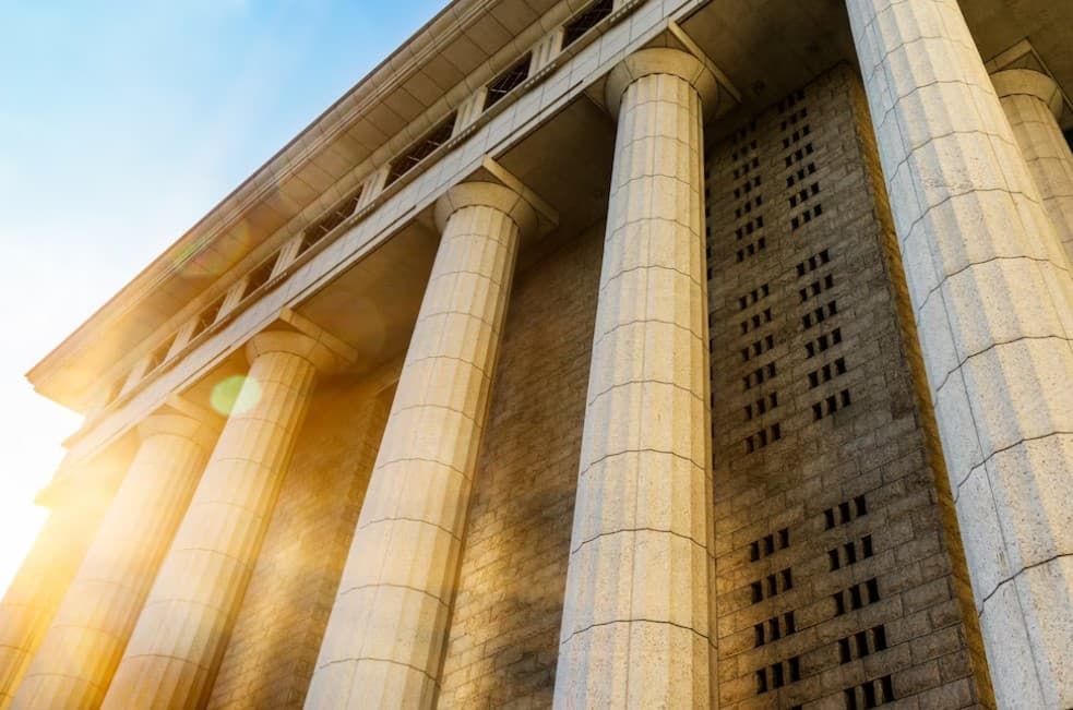 El TS revoca la absolución del banco y fija que arrendamiento y condición de consumidor son compatibles cuando la actividad no tiene carácter empresarial ni habitual.
