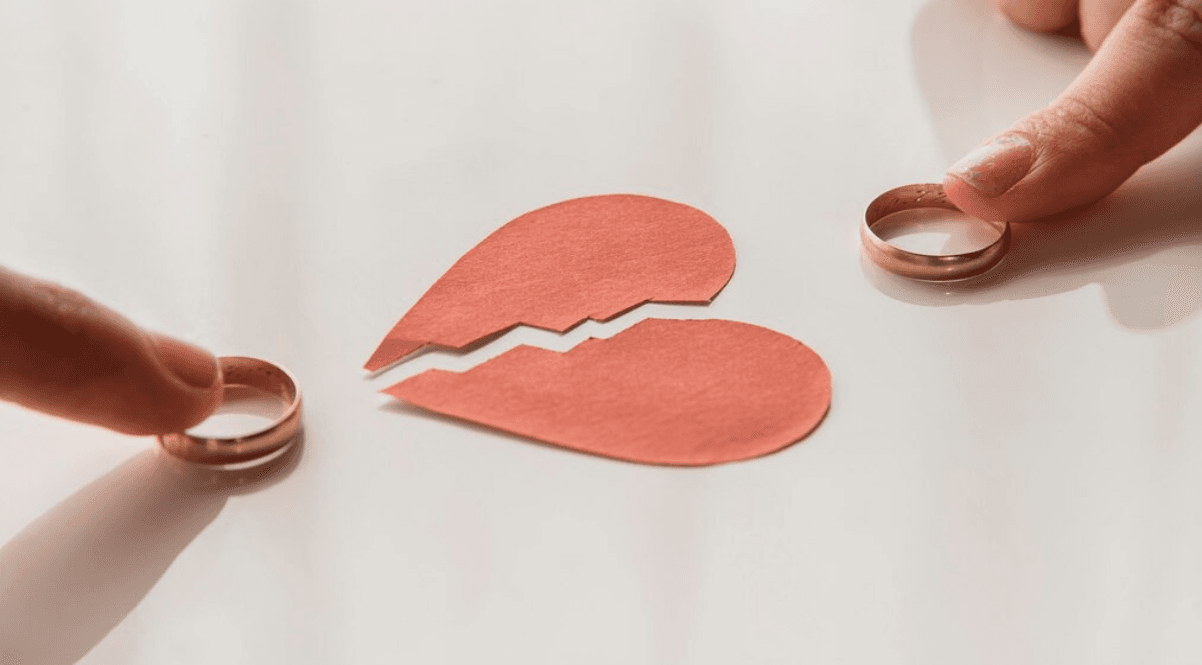 La Audiencia Provincial de A Coruña confirma una pensión compensatoria de 1.200 euros mensuales tras el divorcio, destacando el desequilibrio económico.